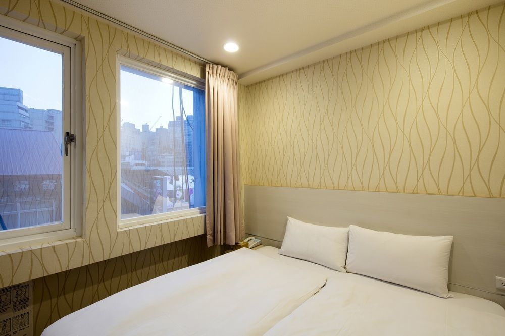 Tomorrow Hotel Тайпей Екстериор снимка